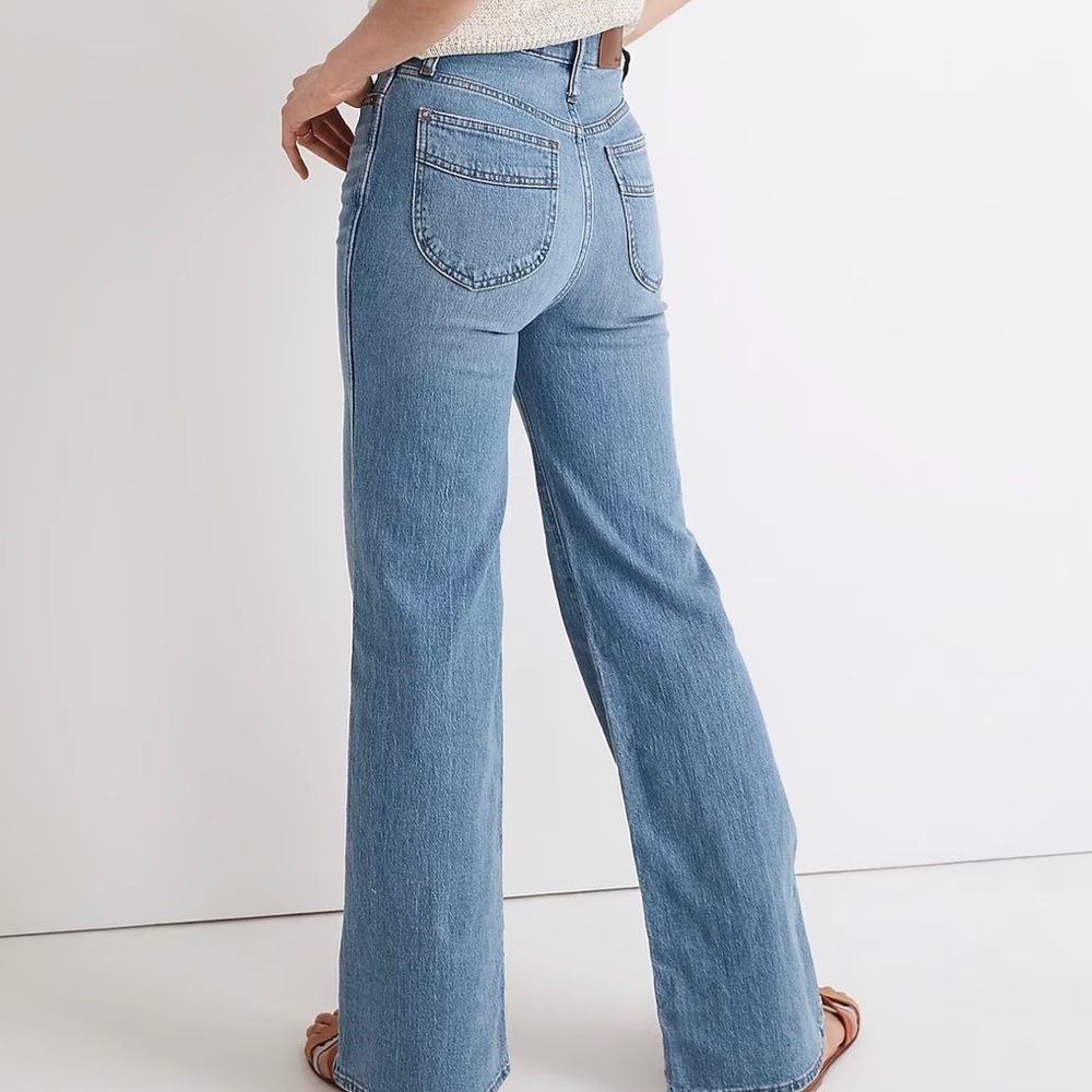Madewell 11” high-rise flare jeans. Size 26.